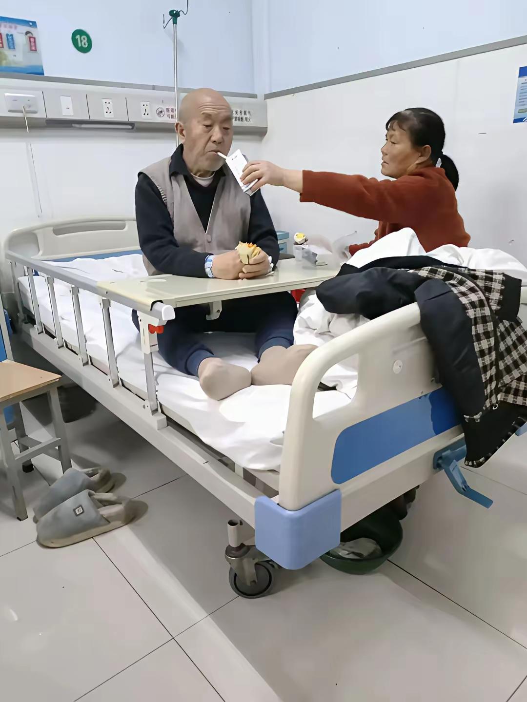 一网友父亲住院，说同病房一位76岁的老人，生病住院，几天来全程由女儿负责照顾着。