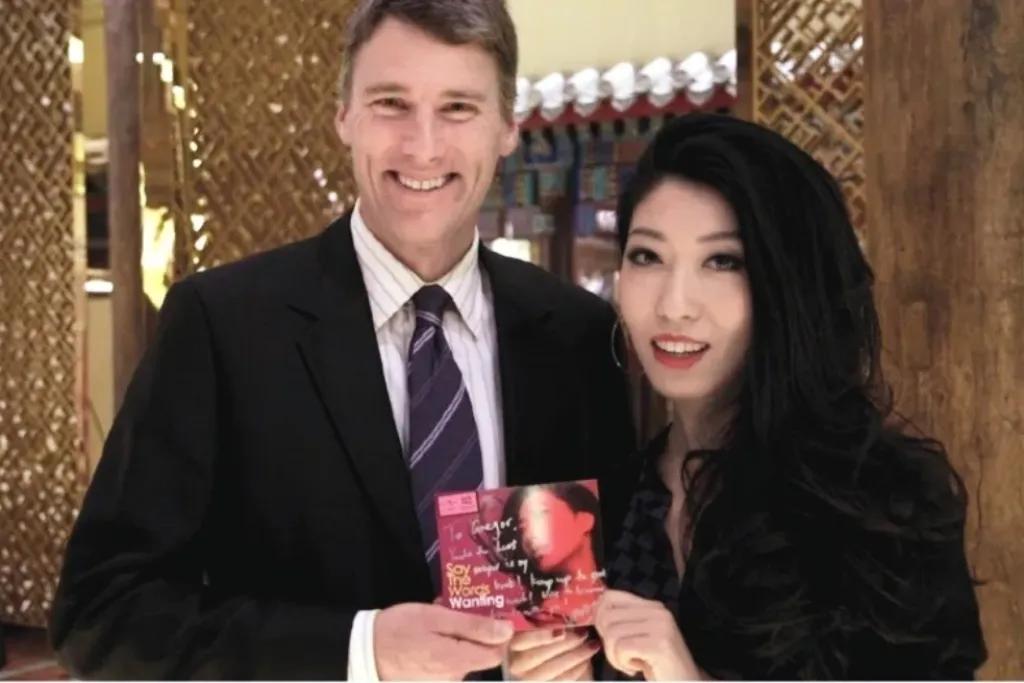 真是讽刺到了极点！拿3.49亿赃款供着的那个大19岁老外，摇身一变成了加拿大联邦