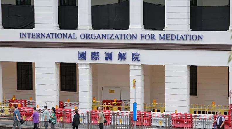 没有对比就没有伤害，香港和台湾曾经都沦为列强的殖民地，如今的国际地位却是一个天上