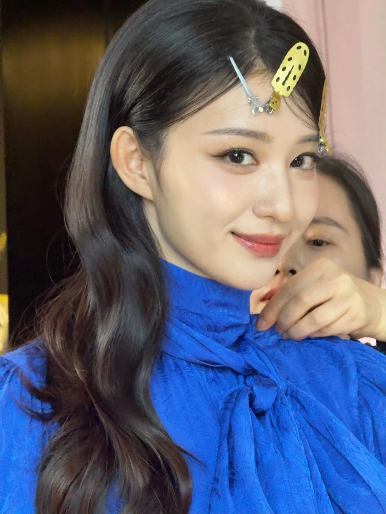 王楚然把难驾驭的亮蓝色穿成了个人秀场！复古卷发搭配丝绒长裙，仿佛从老电影走出的摩