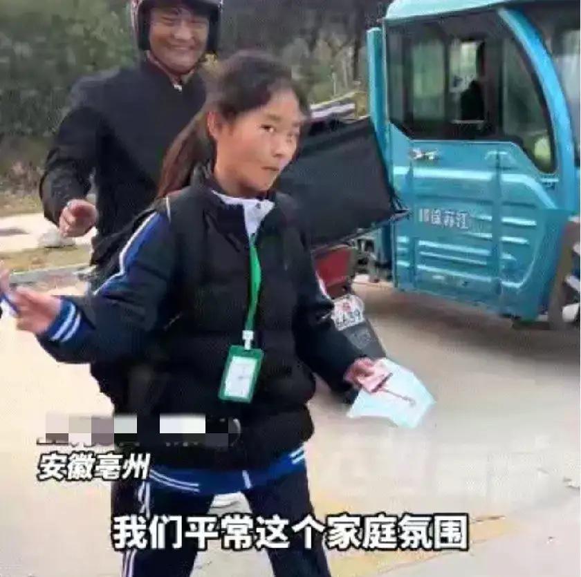 看泪目了，安徽亳州，一在外出打工的爸爸瞒着女儿回家，并在女儿放学时，和妈妈一同前