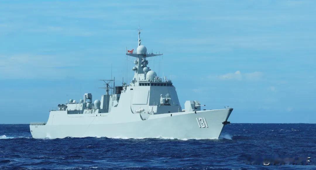 中国新型万吨巨舰横空出世2025年3月，中国舰船研究院披露的信息如同一颗深水