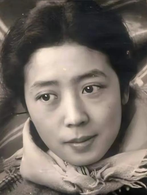 1940年，《雷雨》作者曹禺，出轨一个23岁的女学生，他的清华才女妻子得知此事后