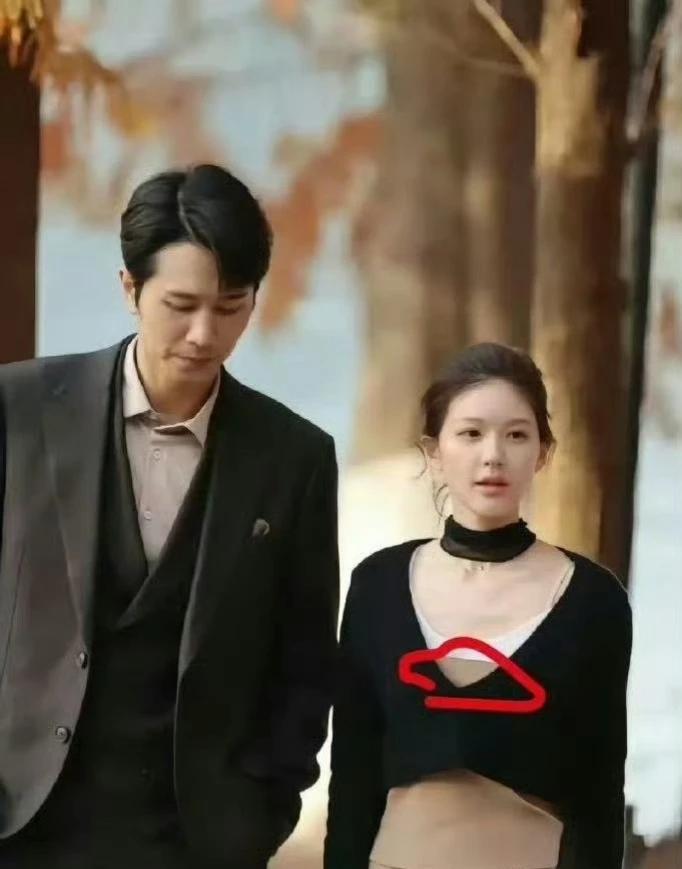 我原本以为这件衣服是镂空设计，仔细看才发现是三层叠穿法，太有层次感了！