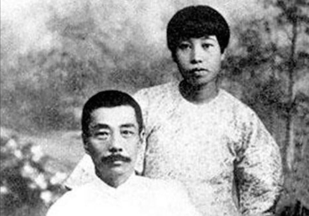 1927年，鲁迅瞒着妻子朱安，与女学生许广平同居怀孕。谁知，鲁迅母亲劝说：“留着