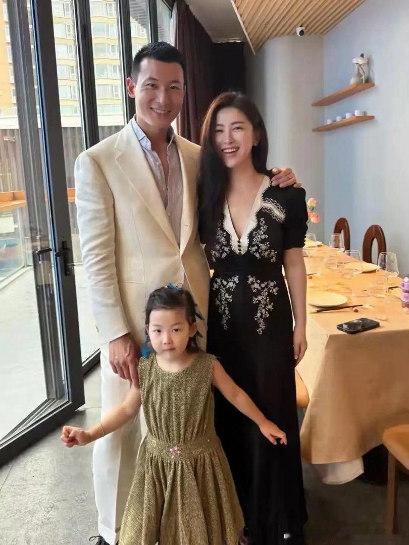 朱珠在社交平台分享了一组温馨的家庭日常：老公带着女儿一起动手做披萨，父女俩配合默