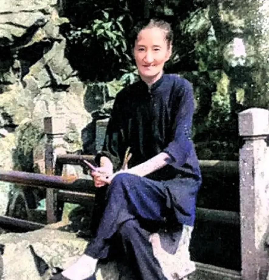 1963年，上海，年过六旬的陆小曼坐在公园石凳上的老照片，她晚年比实际年龄要苍老