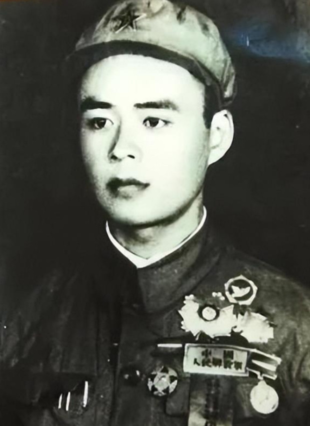 1952年，美军万炮齐发！16岁的唐章洪，突然扔掉弹头，一把扯下棉衣，对二炮手狂