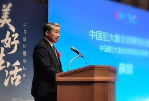 陈卫华也终于看不下去了！陈卫华又说话了。这次他坐在深色幕布前，手指轻轻