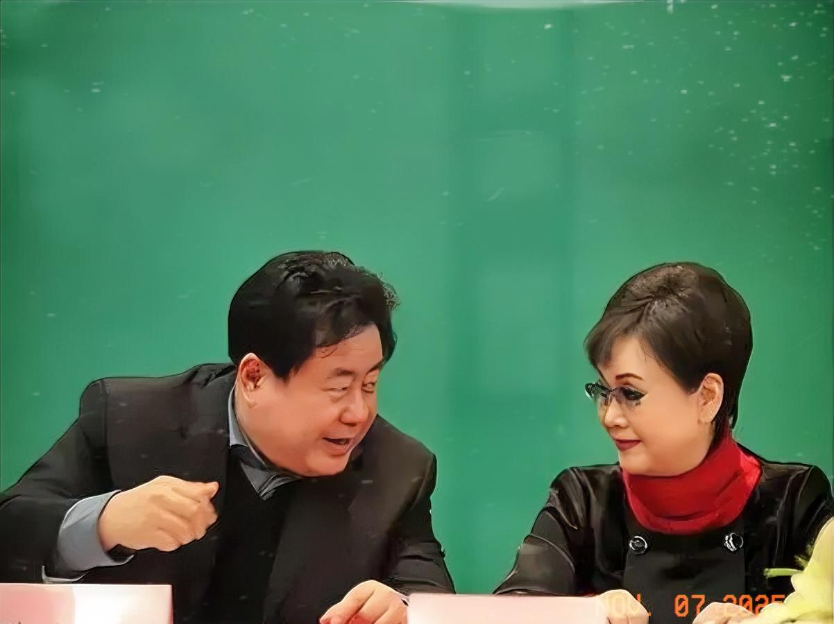 作曲家徐沛东与歌唱家李谷一，在一起的对话交流学习的时刻，他们都有很多经典作品，至