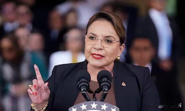 今年圣诞夜洪都拉斯女总统卡斯特罗的一段视频火了，对着全国民众她拍着胸脯承诺，等明