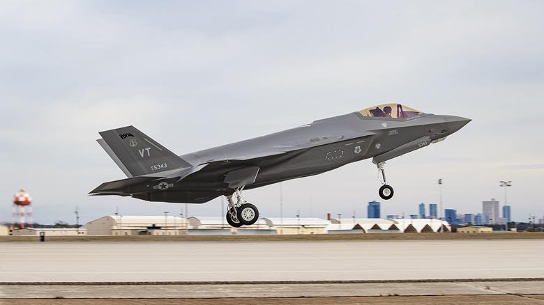 美国媒体报道，从今年秋天开始，交付给美国军队的所有新型F-35“闪电II”