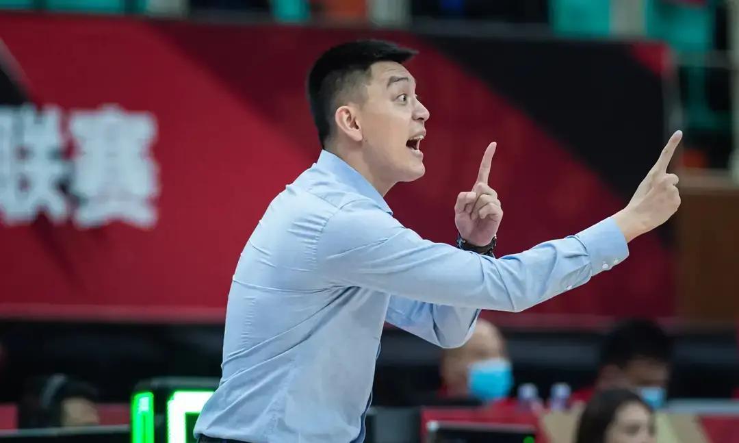 杨鸣指导这回可能真有麻烦了。CBA第二轮，辽宁赢广厦那场，中场休息时他对着