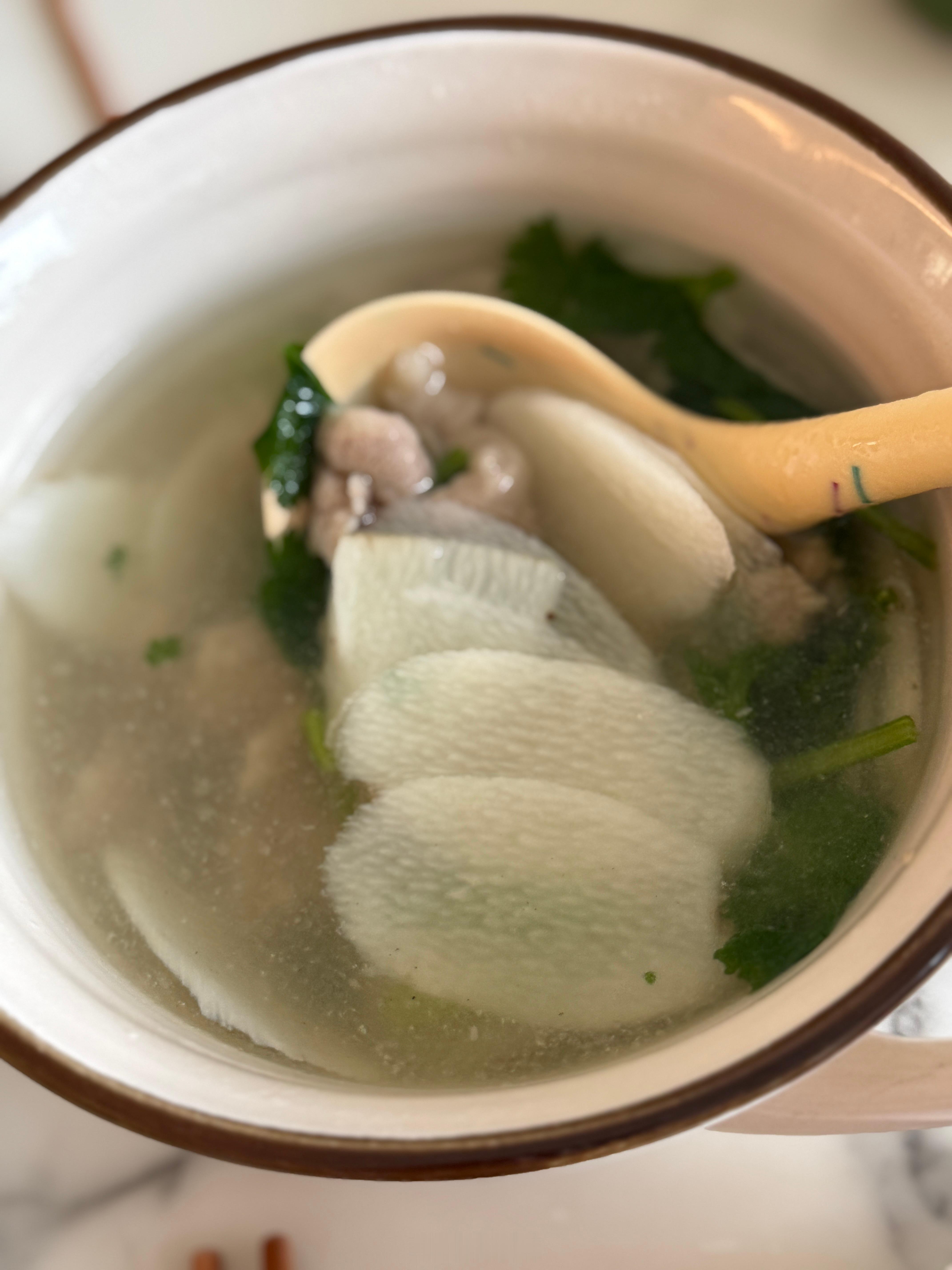 吃饭了白灼章鱼足，难吃到令人发指因为章鱼是冷冻的。番茄炒蛋也不太行，下次把这是一