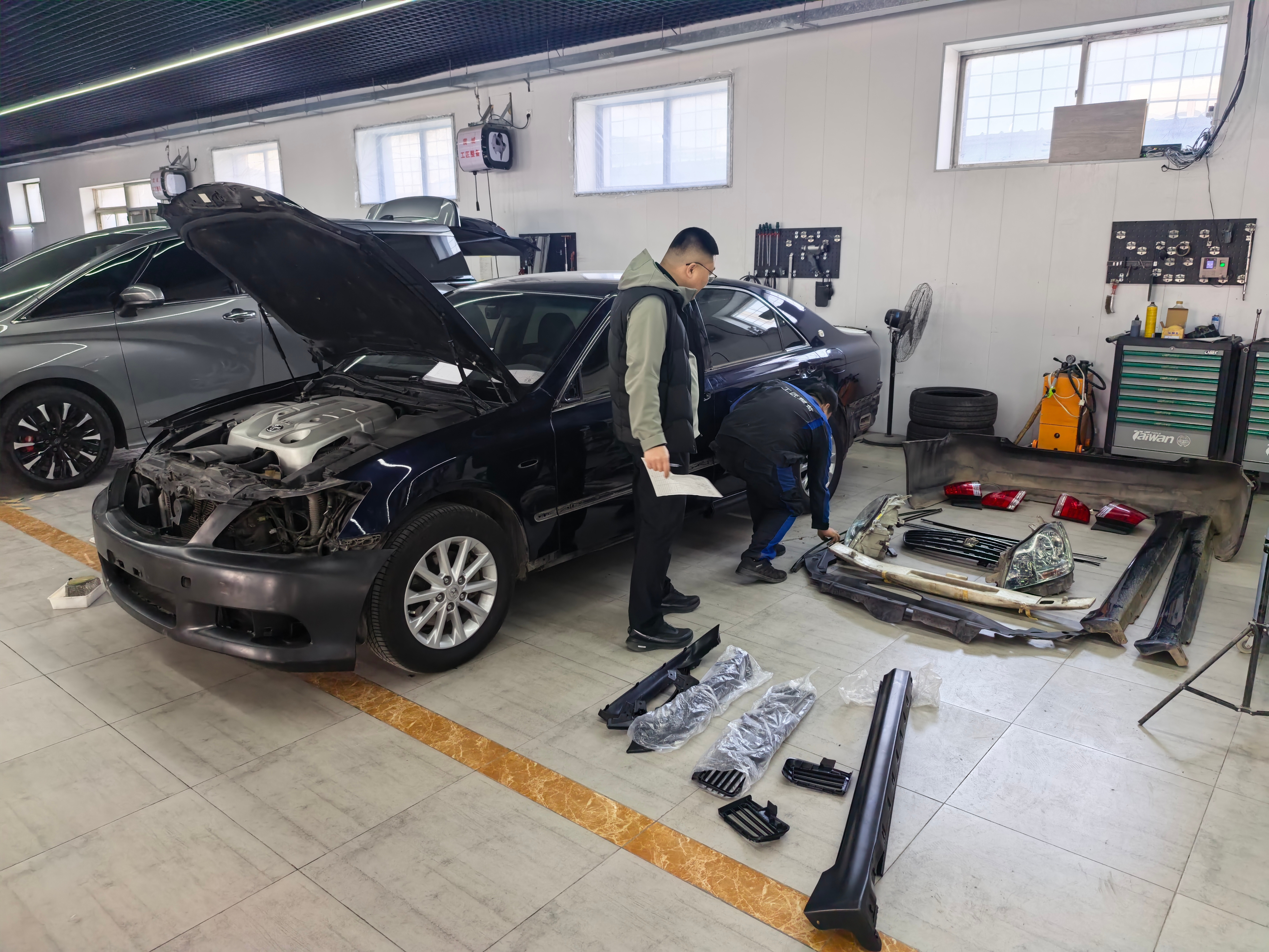 师傅说，不对啊？你换这个后盖车牌按不上我说，没事故意的高彦的皇冠整备日记