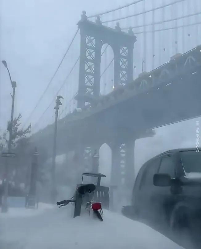 美国遭遇40年来最严重的暴风雪袭击，局部降雪量达600毫米，影响到全美三分之二地