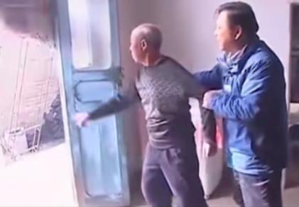 母亲联合4个女儿毒打大儿媳，父亲不但不劝阻，反尔拿着一把杀猪刀，站在一旁叫嚣：“