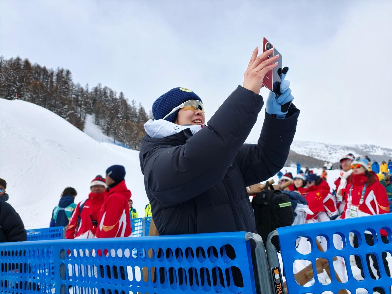 华为估计要傻眼了，荣耀直接不装了，彻底摊牌荣耀MagicV6，可能会再次击穿