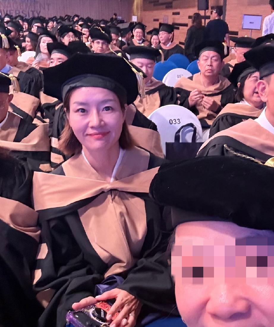 网球一姐李娜真是闷声干大事，44岁的她已经获得了博士学位，穿着博士服参加新加坡管