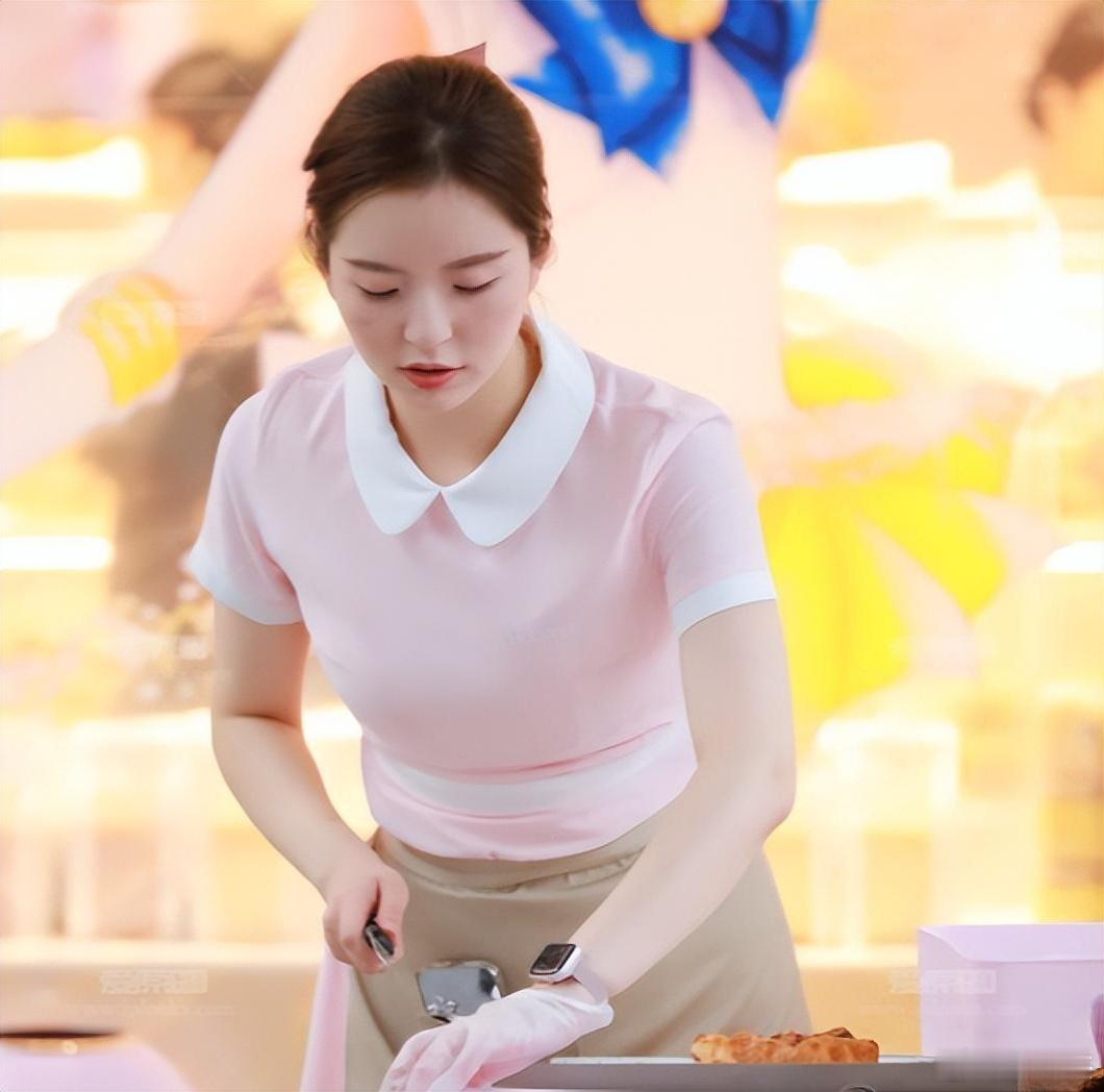 面包蛋糕店应聘服务员，颜值第一位，这有什么讲究吗？[大笑]​​​
