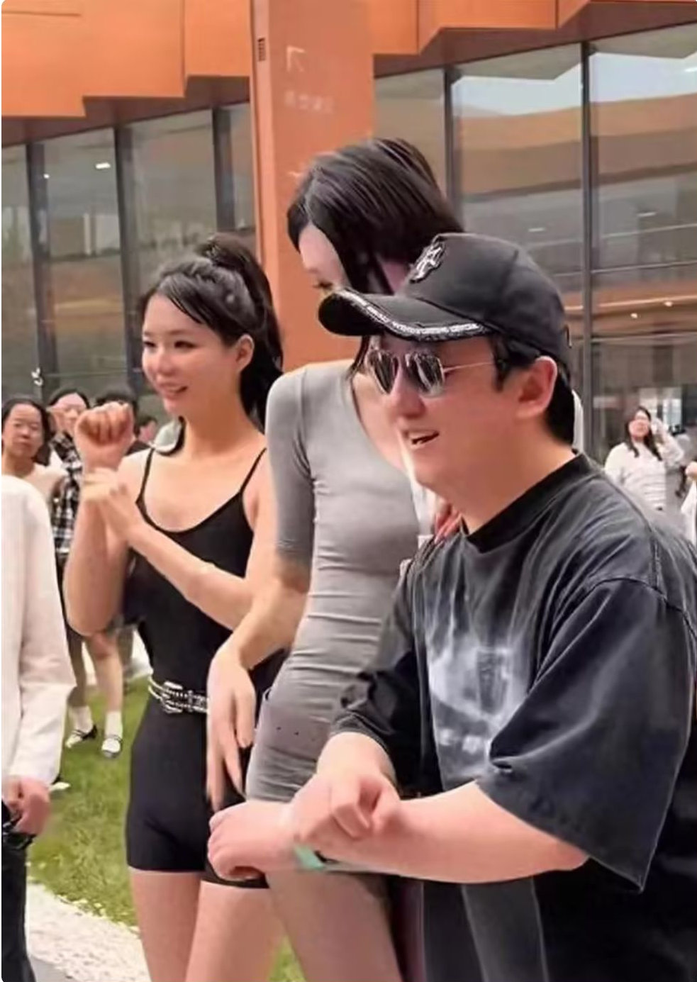 王思聪韩国烤肉店被拍！身边三美女环绕，网友：这才是他的舒适区