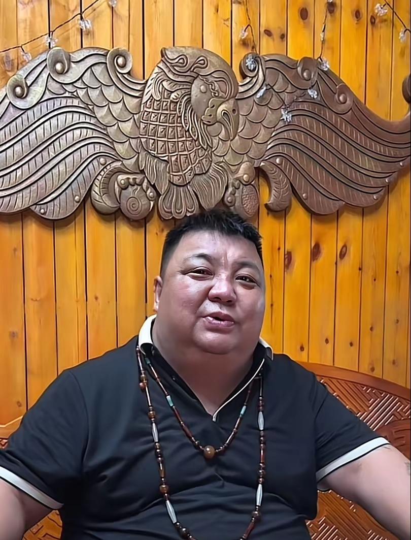 这个人靠吃草原美食“肚包肉”出名，网传体重已经达300斤。脸色已经发黑，再下去，