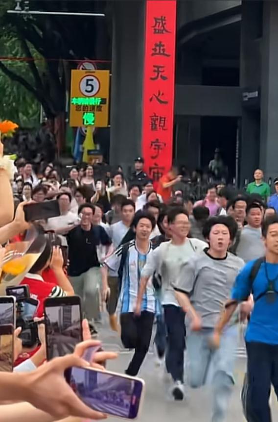 “你只是高考完，并不是家里发财了。”这句扎心的话，来自一个安徽女生。高考结束后，