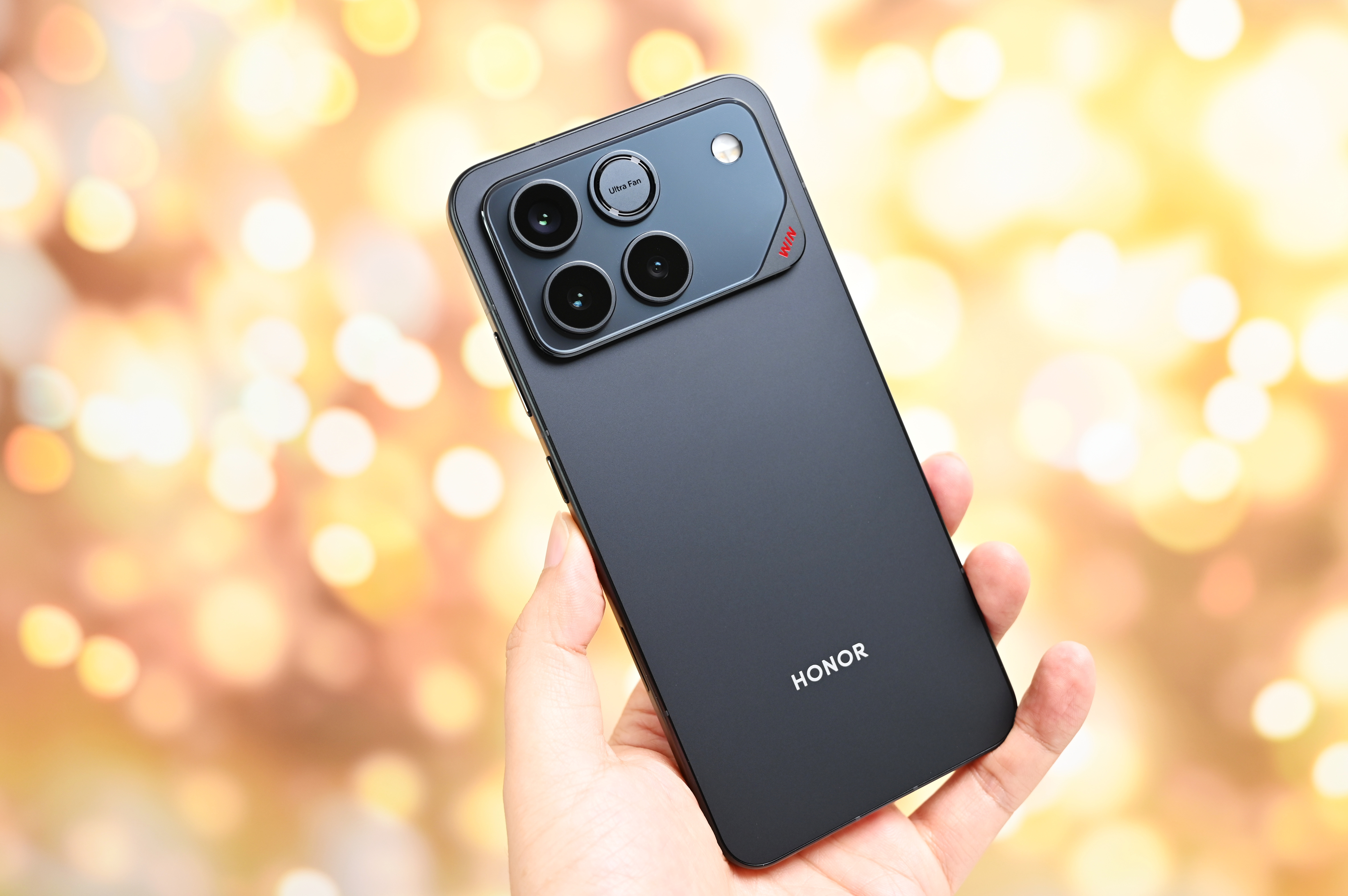 荣耀WIN先给大家来一组荣耀WIN快开黑图赏解解馋，整机质感非常棒，全新的镜头