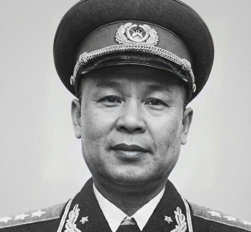 解放战争后期，韦国清已经当上兵团司令员，统领数个纵队作战。一天，纵队政委雷经天来