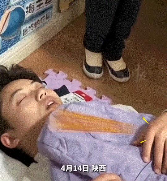 陕西一幼儿园午睡时，老师不小心睡过了头，一群小朋友则围在老师面前叫其起床。视频可