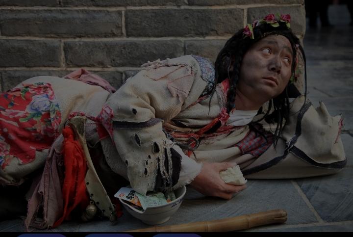 九十年代我们村里来了一个乞丐，他自诉是因为没有考上大学而离家出走，只是饿了想要饭