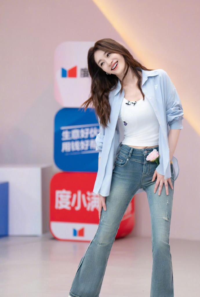 《现在就出发》里，沈腾向黄景瑜、王安宇、白敬亭打探近况，年轻人个个吐槽行程满档，