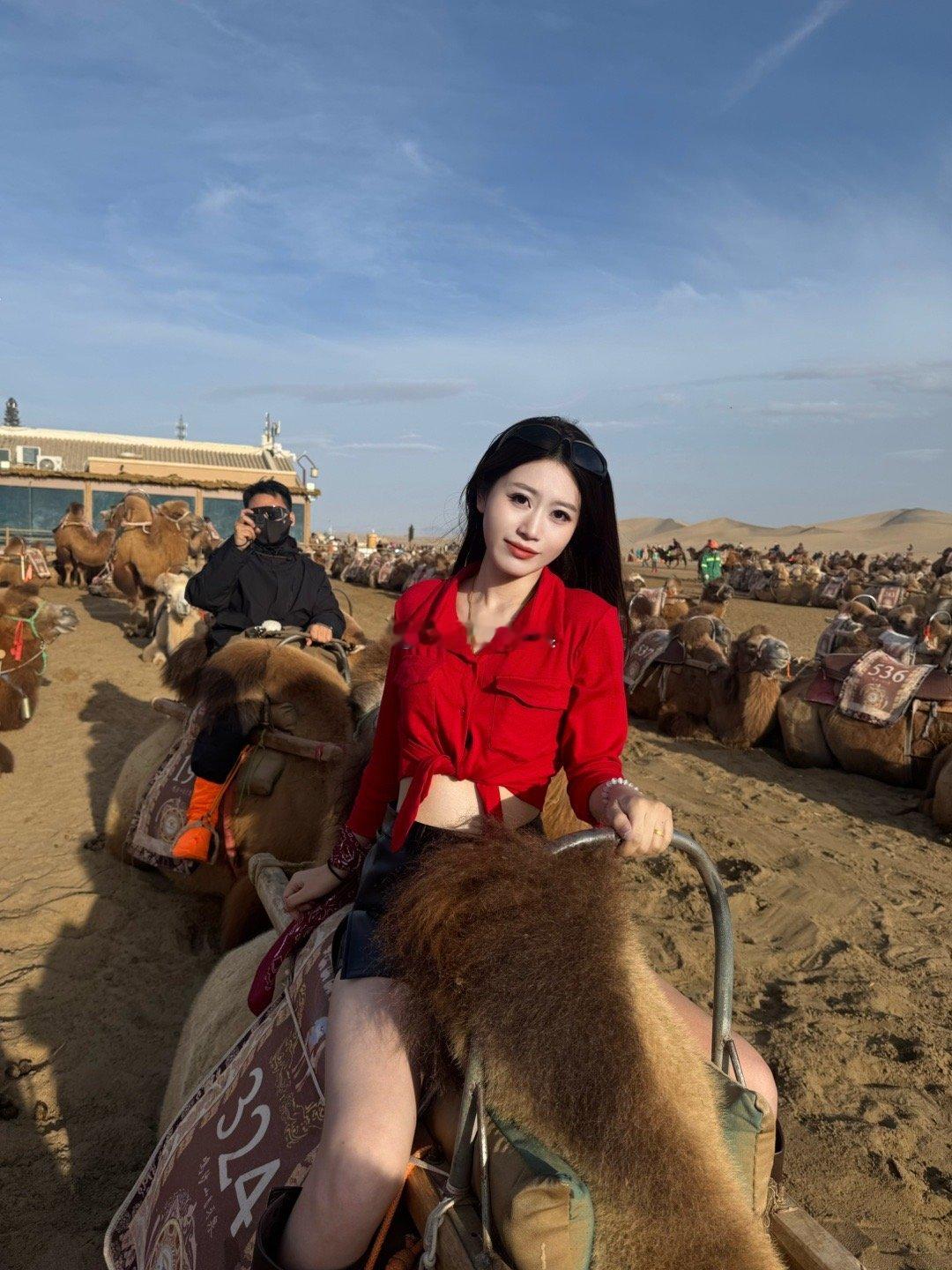 山泉共生，漫漫黄沙，悠悠驼铃🐫🏜️等待鸣沙山月牙泉的夕阳落下敦煌·鸣沙山月