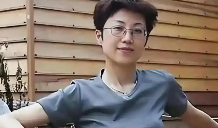 “身败名裂自作自受”！名校博士出身、手握美国绿卡、家庭事业双丰收的女学者，带着丈