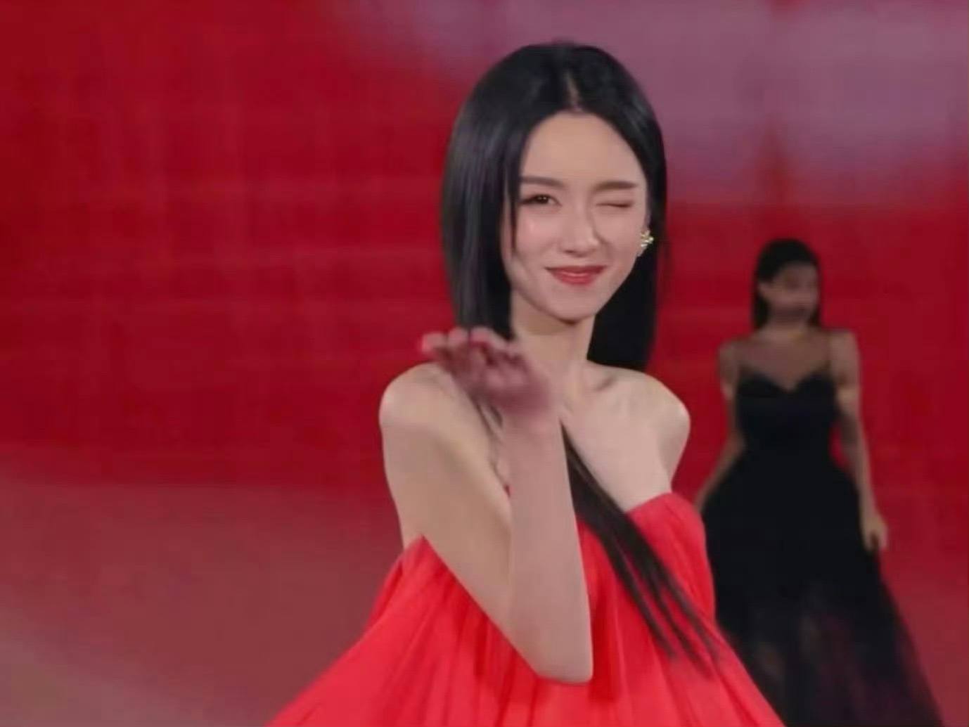 周也好明媚的美周也转圈飞吻wink，给我迷晕了！​​​