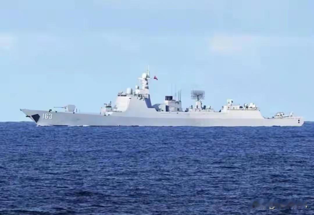 趁着中日剑拔弩张，菲律宾飞机侵闯渚碧岛，解放军“开火警告”2025年12月