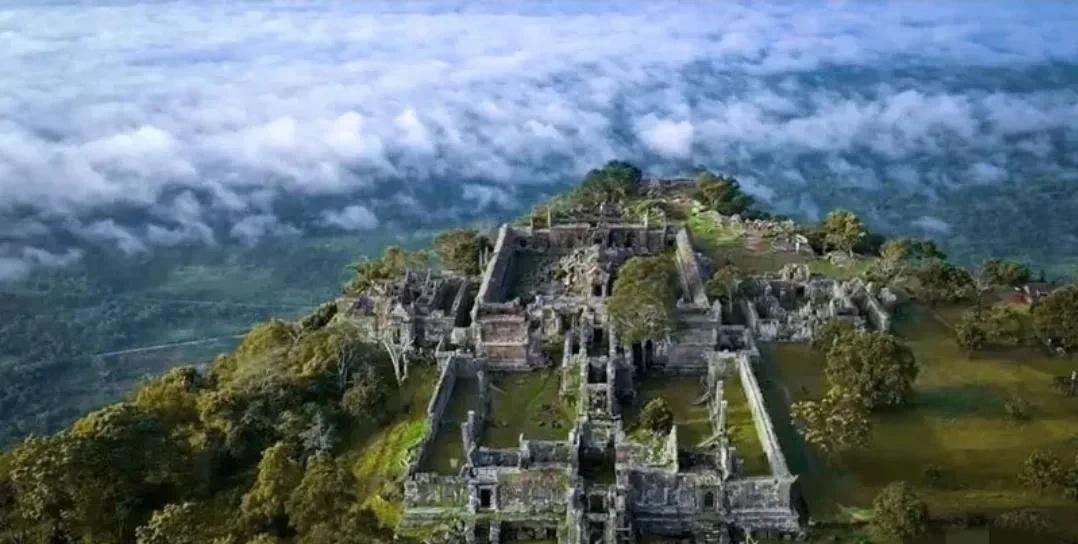 泰柬交火，表面上是争几个山头，争几座破庙，实际上是两个国家军方和政客间的博弈。