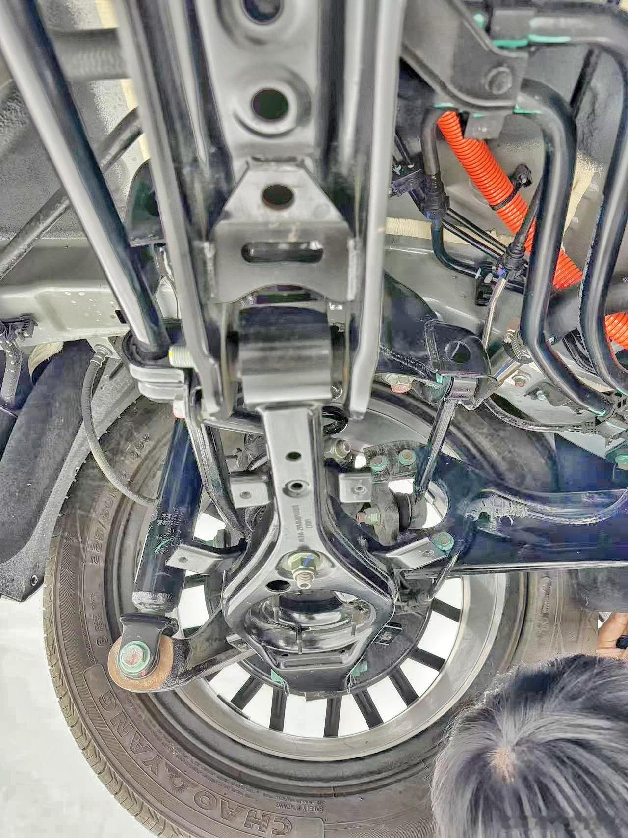 bYd标志性的避振位置。