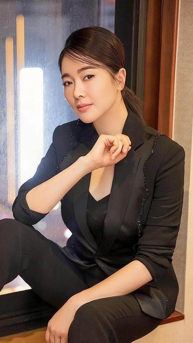 演员左小青说：“我前夫比我大将近20岁，他是个成功的商人，在那段婚姻里，他是经常