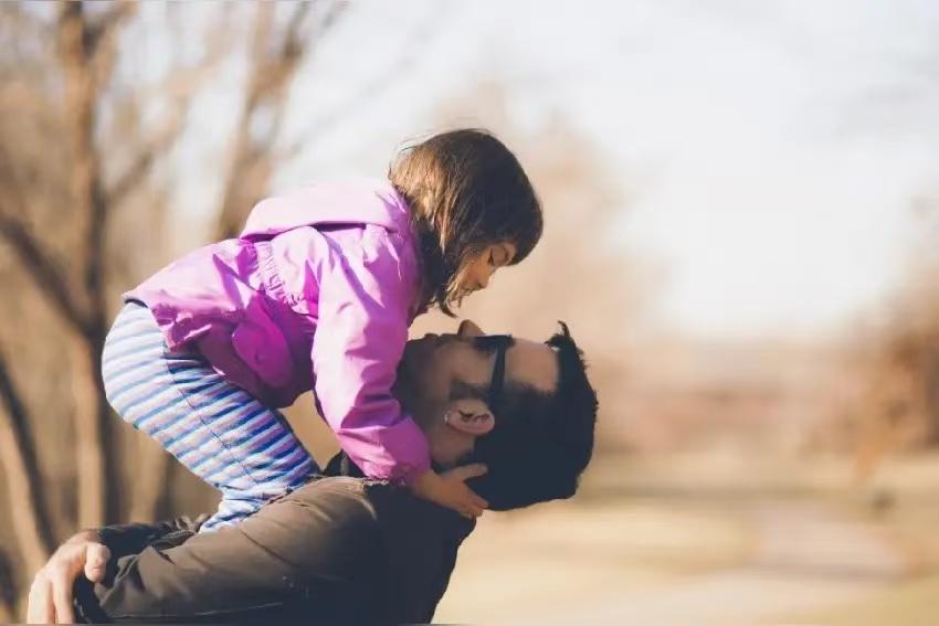 爸爸带女儿回老家，家里没浴室，干脆把院子那口黑黢黢的大铁锅刷干净，添两桶井水，再