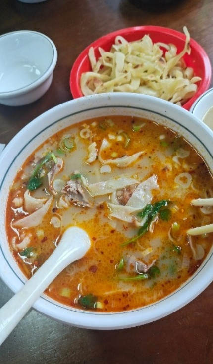 今天生日，一大早就被老公安排去干了一个兼职，给快递站点分拣去喽。一个小时25块钱