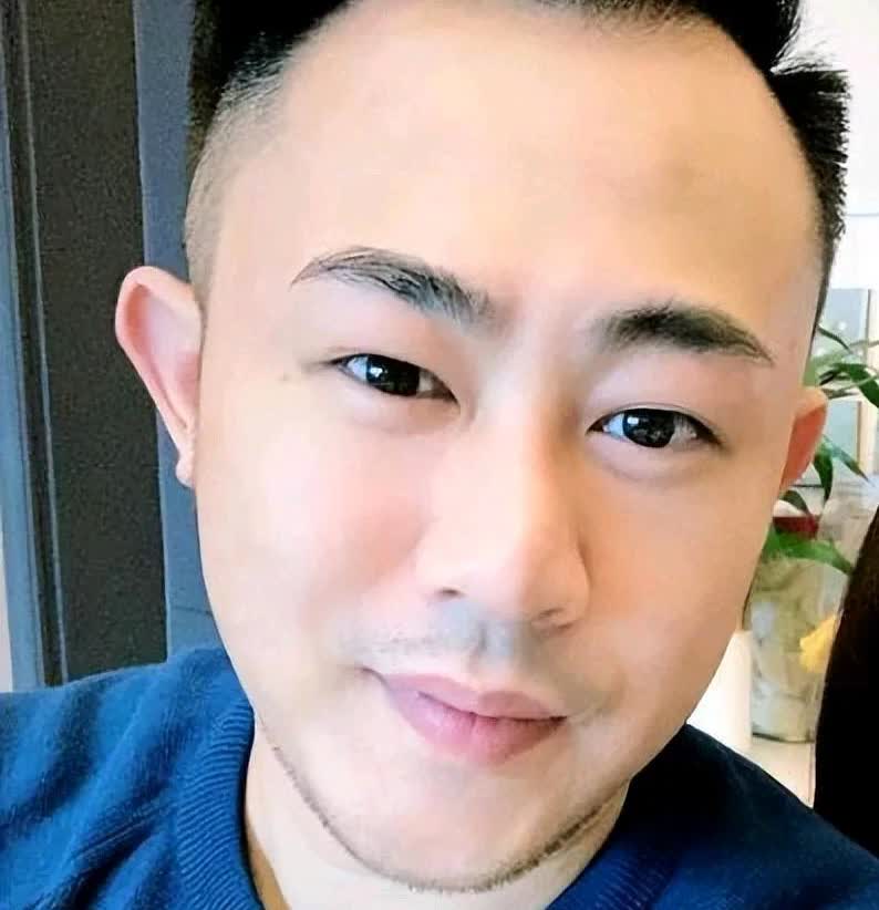 父子三人最像就是耳朵和嘴角了，尤其是邝球和邝港杰，嘴角紧闭，并且上扬，眼神凌厉带