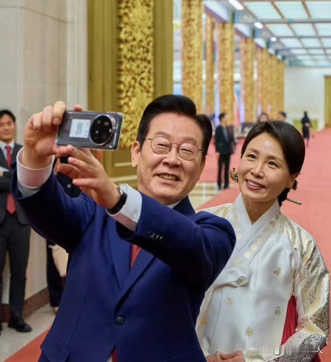 李在明的情商太高了！他来中国访华，还专门把中国去年送给他的那部小米手机带过来