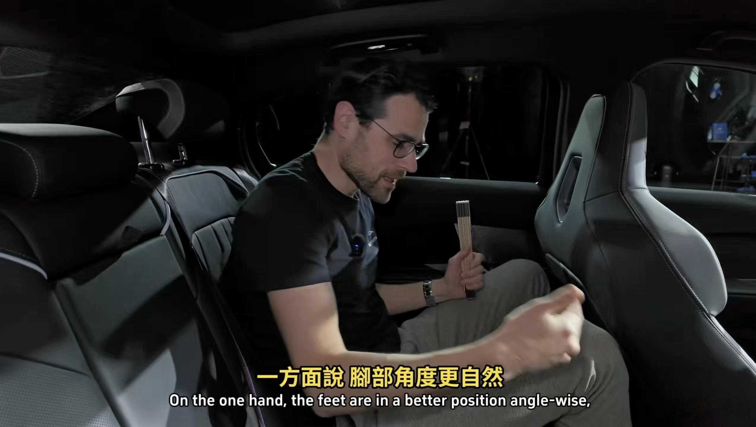 看惯了现在的国产车猛一看这样的后排还真有点不习惯了，而且这燃油车玻璃车顶应该是第