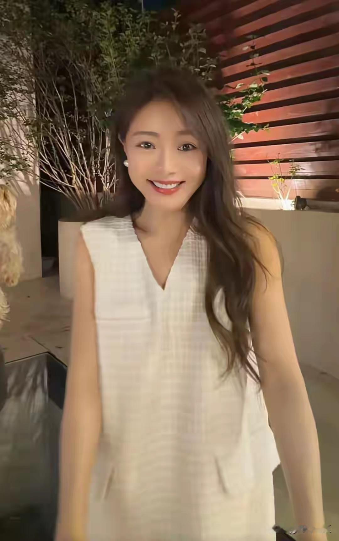 李金铭娄艺潇邓家佳合体娄艺潇穿着黑色短袖和牛仔裤，邓家佳穿着白色无袖小短裙，李金