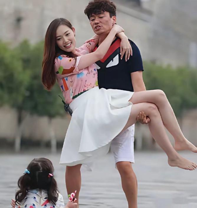王宝强和前妻VS他和现任女友我发现一个很有意思的事情，他现任女友胖了好多啊，非