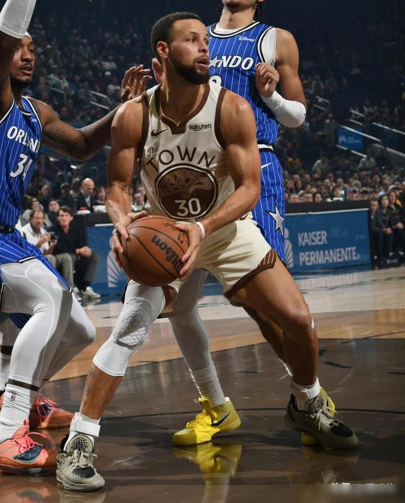 班凯罗谈库里：“库里上半场13中3。”“但第三节6中6，得到15分。”看了看