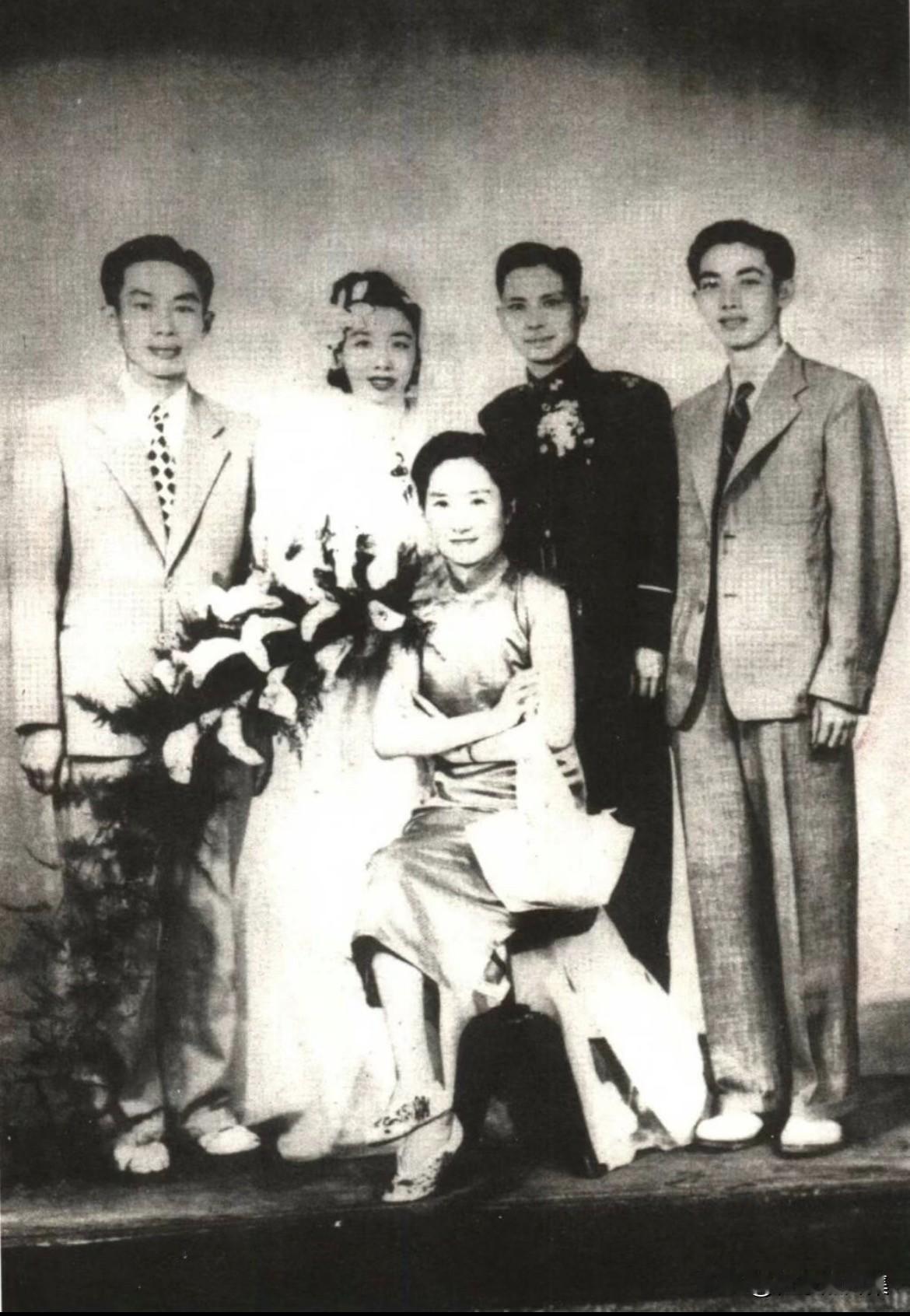 1947年6月，南京励志社，44岁的陆小曼参加侄女宗麟婚宴合影。她身着剪裁考究的