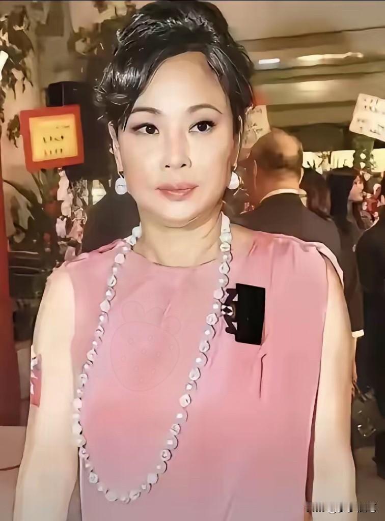 赌王三太陈婉珍还是输了，​不但输给了亲情，还输给了自己的格局。儿媳妇净身出户，