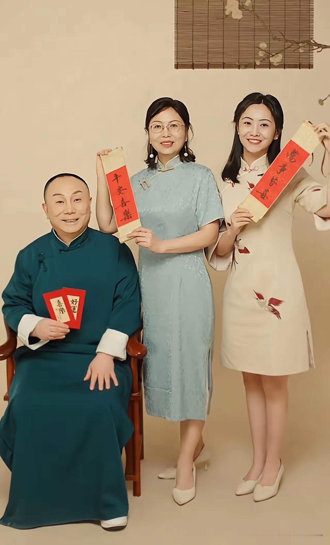 西安严老板的全家福曝光！一家三口都穿着中式服装，严老板穿着藏蓝色长袍，慈祥和